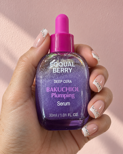EQQUALBERRY – Deep Cera Bakuchiol Plumping Serum 30 ml — présentation du produit tenu en main sur fond rose, visuel illustratif