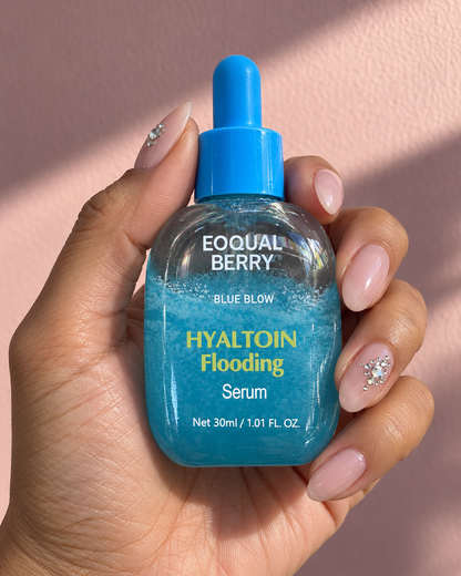 EQQUALBERRY – Blue Blow Hyaltoin Flooding Serum 30 ml — présentation du produit tenu en main sur fond rose, visuel illustratif