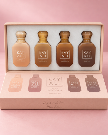 Coffret KAYALI Musk Obsessions avec quatre parfums sur fond rose
