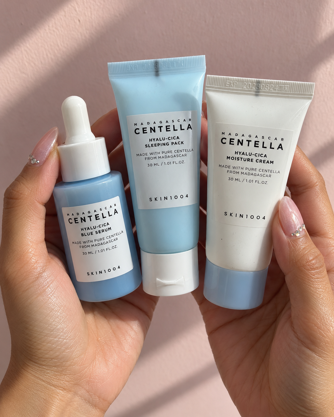 SKIN1004 – Trio Madagascar Centella Hyalu-Cica, 3 × 30 ml — présentation du produit sur fond rose, visuel illustratif